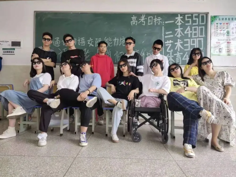 截肢男孩高考684分刷屏，感动的一幕发生了：人生苦难，皆有偿还