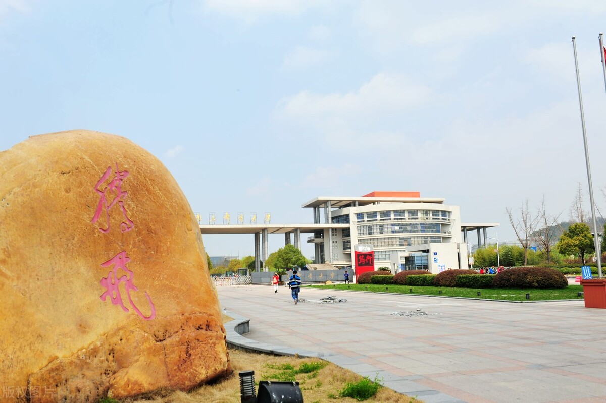 分数低选这3所大学，行业背景深厚就业质量好，低分生照样逆袭