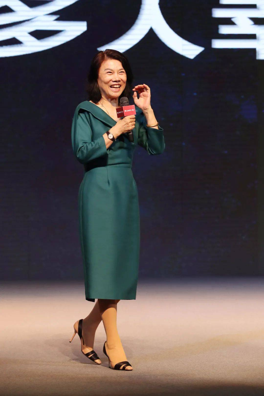 董明珠越老越有时尚感,把衬衫当做外套来穿,再配白色内搭超减龄