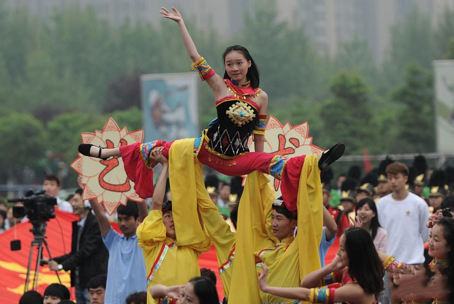 青岛大学“举牌美女”火了，运动会大放异彩，如同行走的招生简章