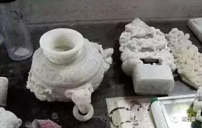 别被骗了！这是玉都是玉石粉压制而成的