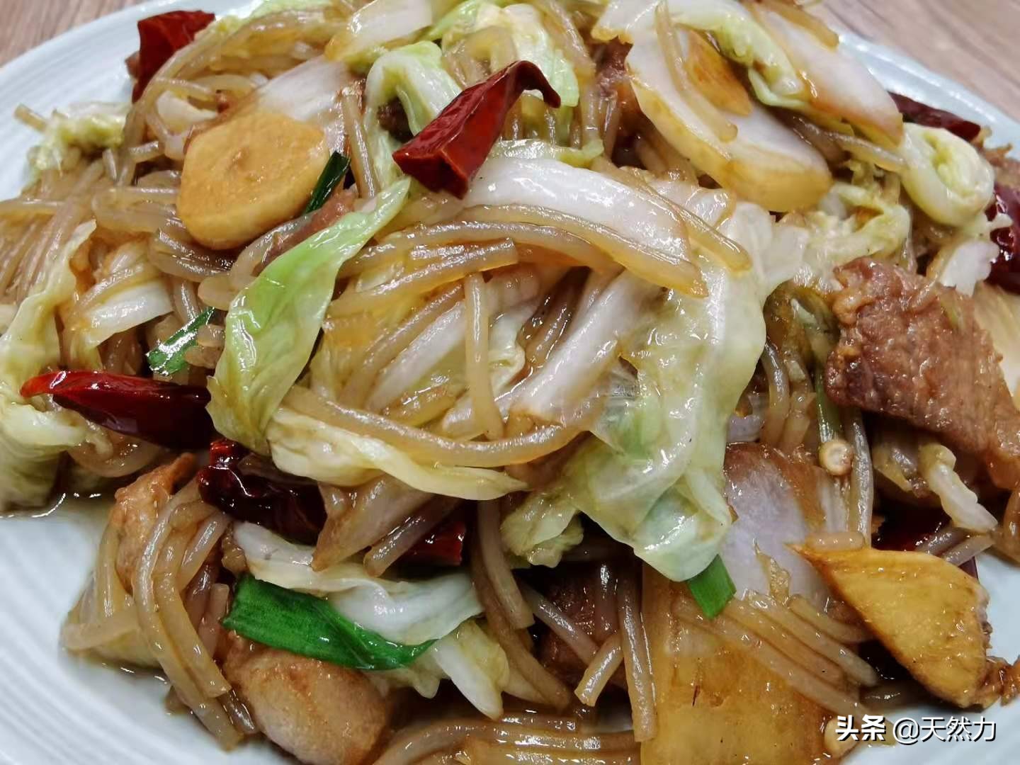 白菜猪肉炒粉条，酒店的做法，家常的味道，简直太美味了
