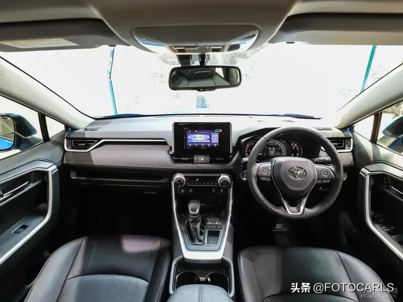 实拍第四代丰田RAV4荣放，近七年改款，小书包不在你不买？