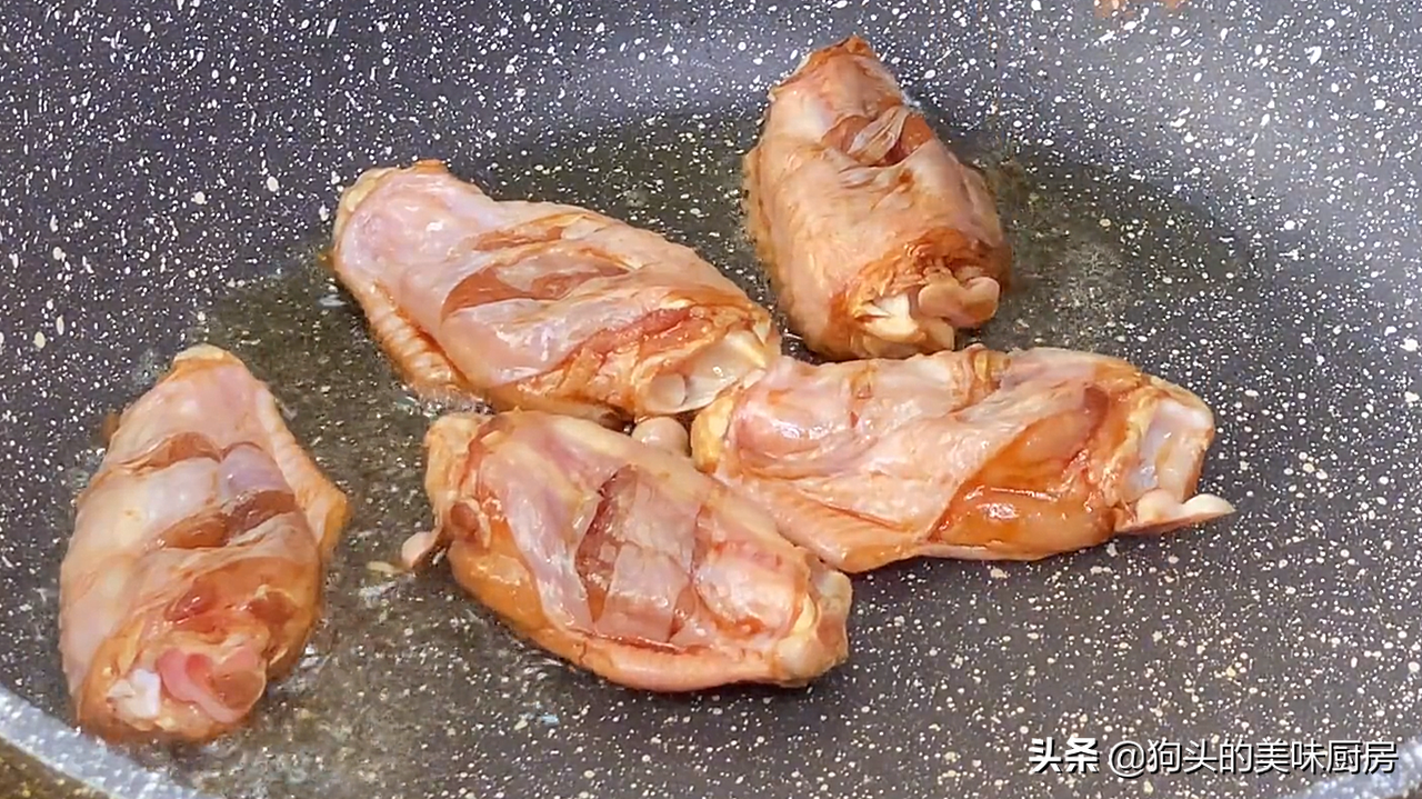 鸡翅这样吃着才爽，一次做一锅不够吃，学会做给家人吃，太解馋了