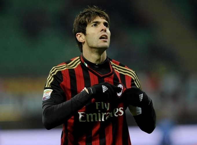 这个阵容中,门将位置上是迪达;后卫分别是卡福,斯塔姆,内斯塔和