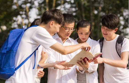 大学生一个月生活费（一个月给大学生多少生活费）