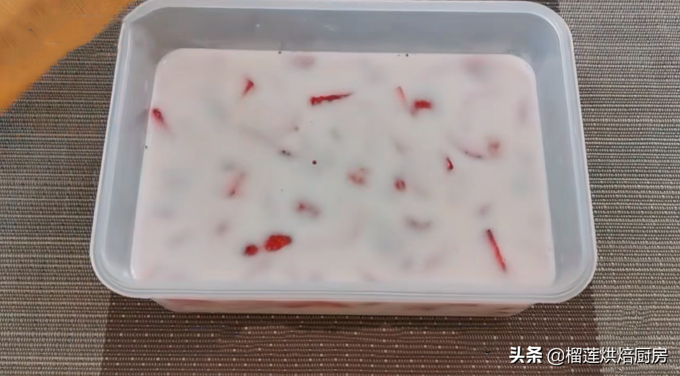 马上六一了，在家动手做这个草莓奶冻吧，好看好吃，保证孩子开心