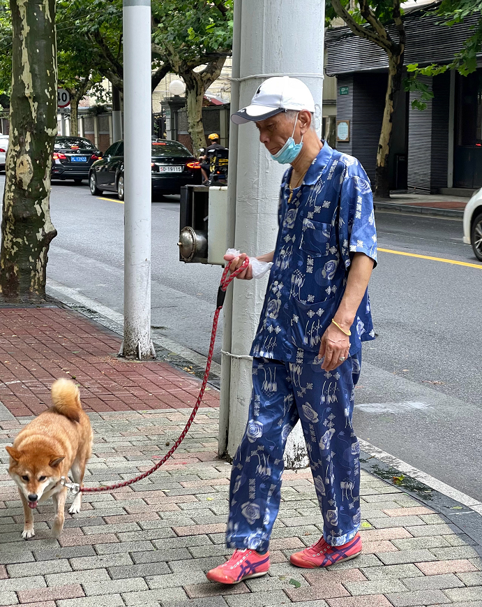 上海大爷爱穿什么鞋？国货飞跃回力、日本亚瑟士，比皮鞋香太多