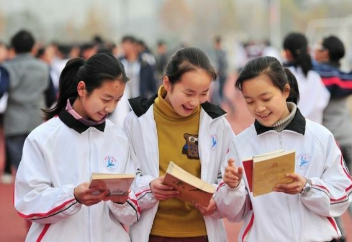 高一学生举报学校放假补课，接线员回怼学生瞎操心，网友一致好评