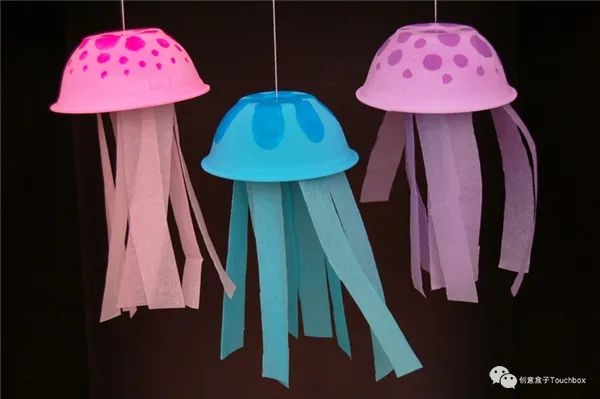 这些一次性物品再次利用起来,做成漂亮的小手工是个不错的环保创意哦