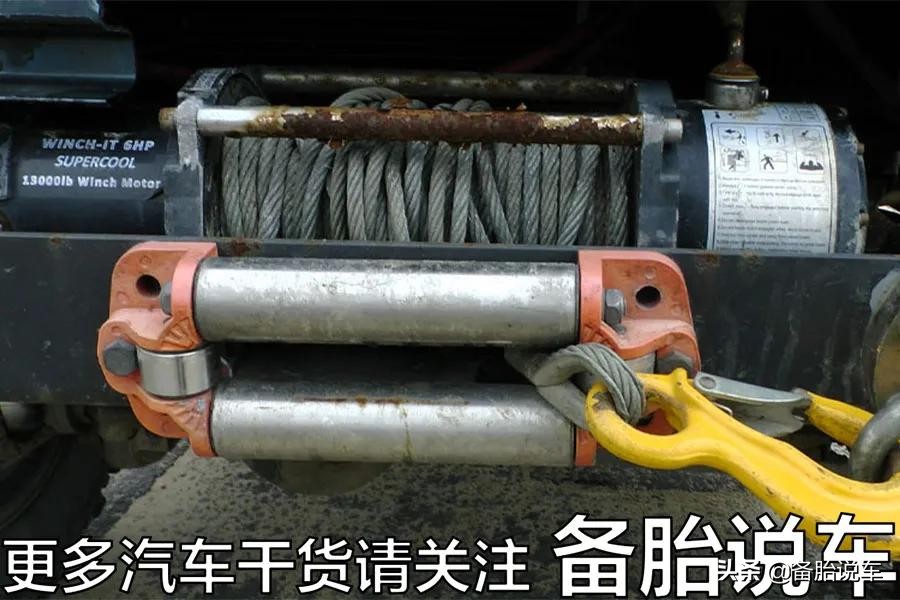 轮胎陷泥坑里打滑出不来，挖坑有用吗？