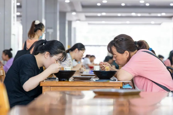 华中农大食堂菜价被吐槽“太贵”，价格堪比酒店，学生：我吃不起