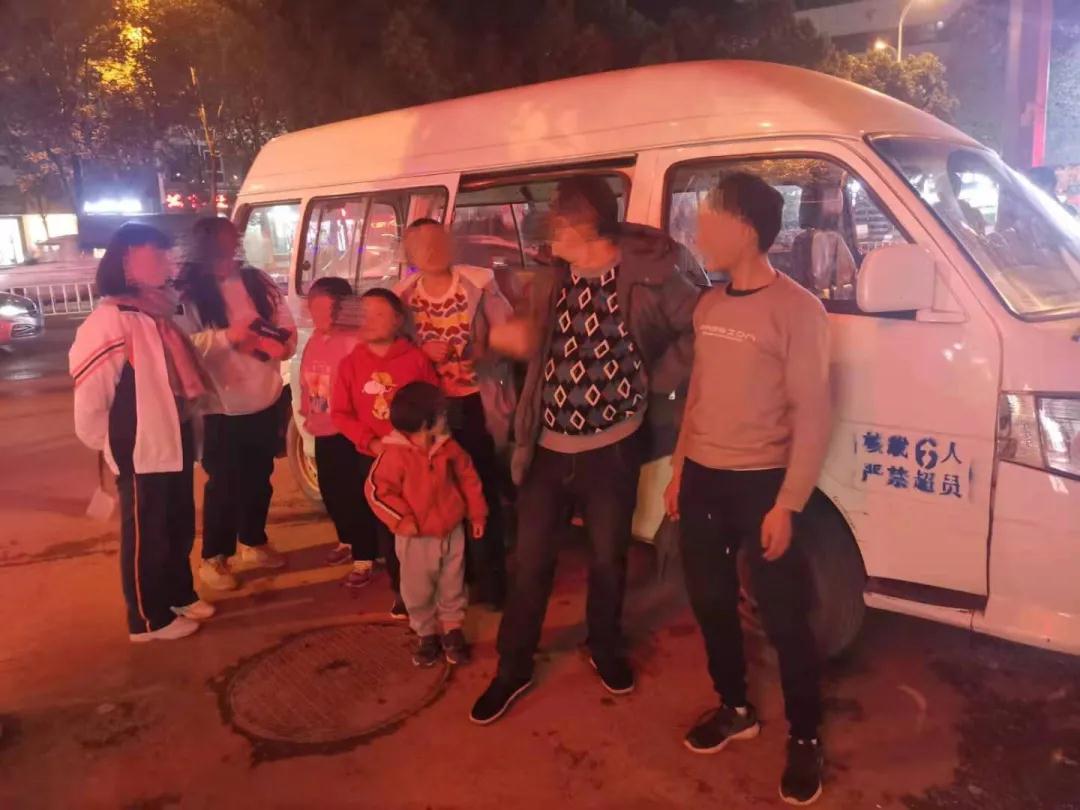 车辆多拉载一个小孩不算超员吗？戳进来看看答案 </p><p>　　 知危险 会避险