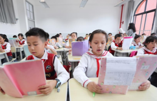 中小学改用“新课桌”，学生上课睡觉或成难题，家长终于能放心了