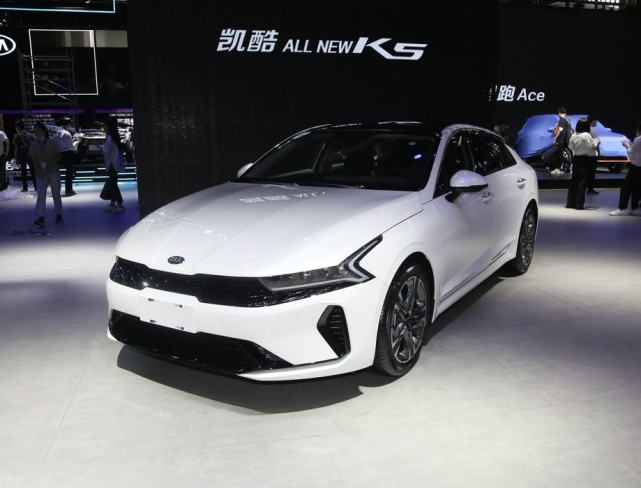 19.58万就能买到，2.0T+8AT，比雅阁大一号，实拍起亚k5凯酷