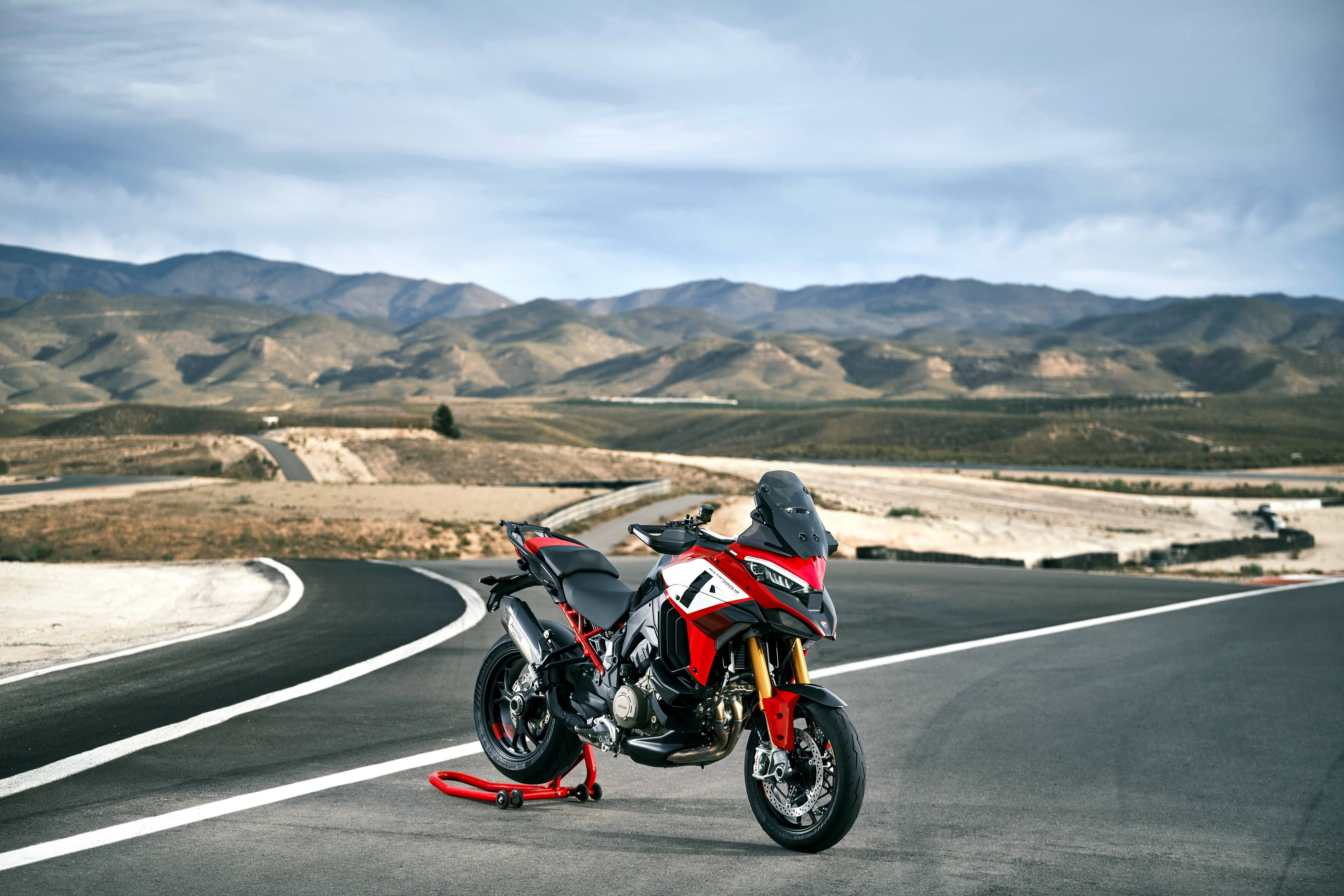 杜卡迪 2022 Multistrada V4 派克峰版 户外特写