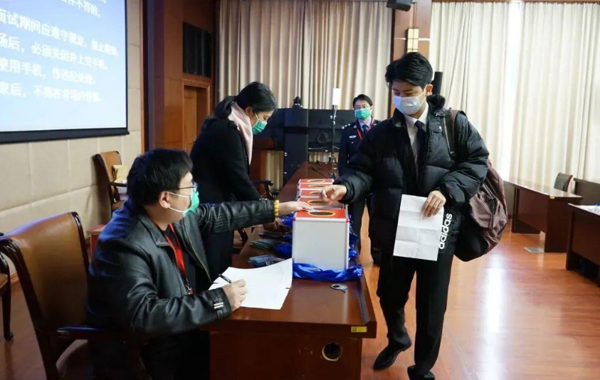 花几万报名“公务员”培训班，究竟值不值得，过来人告诉你真相