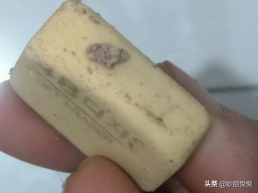 才知道衣服上的口香糖，最怕“橡皮擦”，一泡一擦立马干净不留痕