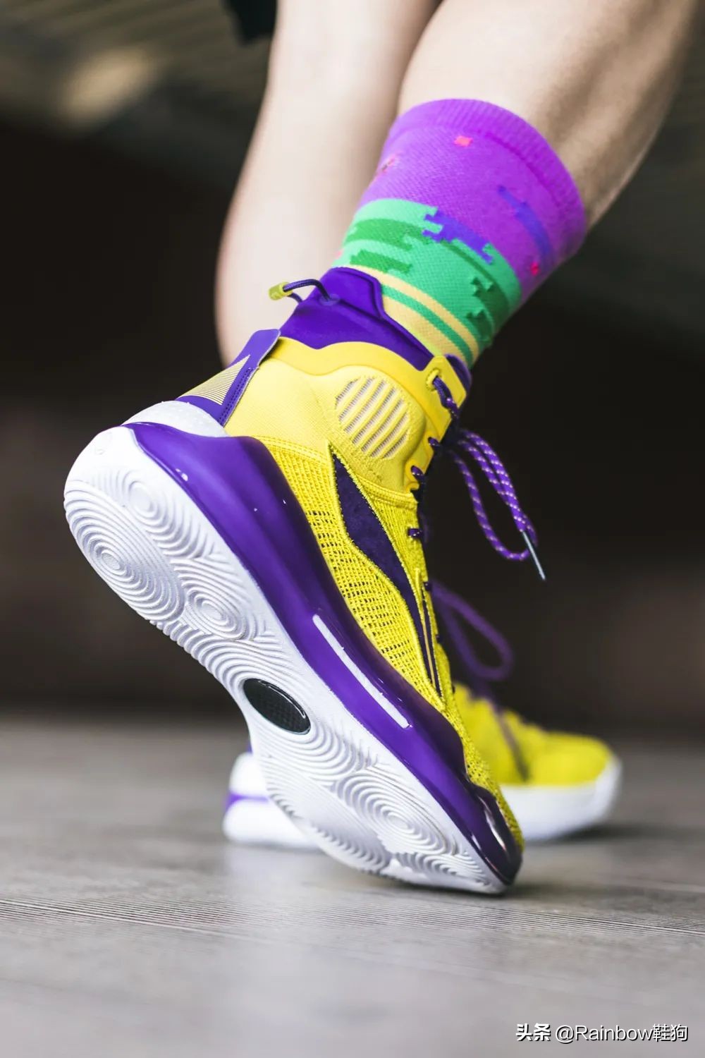 为什么nba2k13球鞋(湖人粉丝真的太难了,紫金配色鞋款为何双双天价?