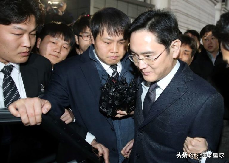 贿赂朴槿惠的三星掌门人风光出狱，韩国到底是谁当家作主？