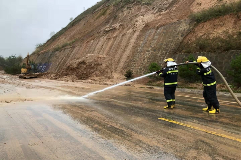 灵台消防救援大队众志成城救援灾区 拯救美好家园