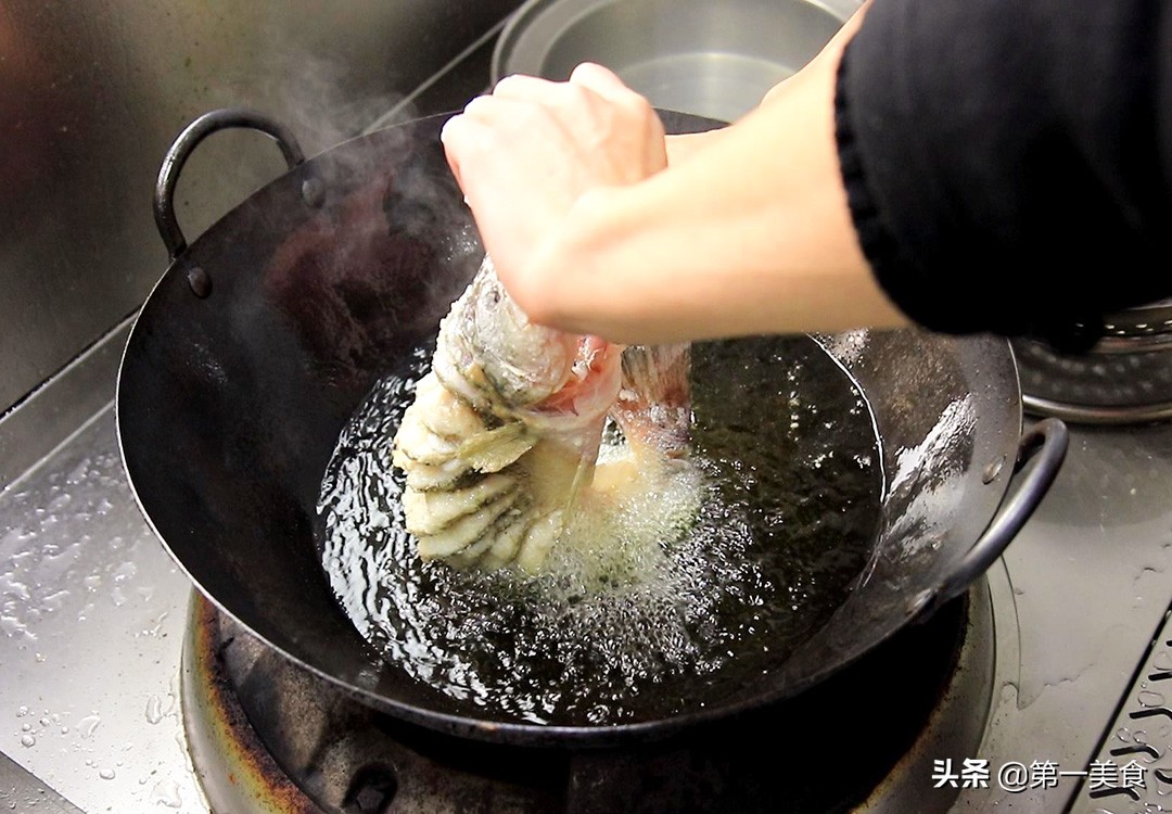 鲈鱼别再蒸着吃了，厨师长教你新吃法，一炸一浇汁，外酥里嫩