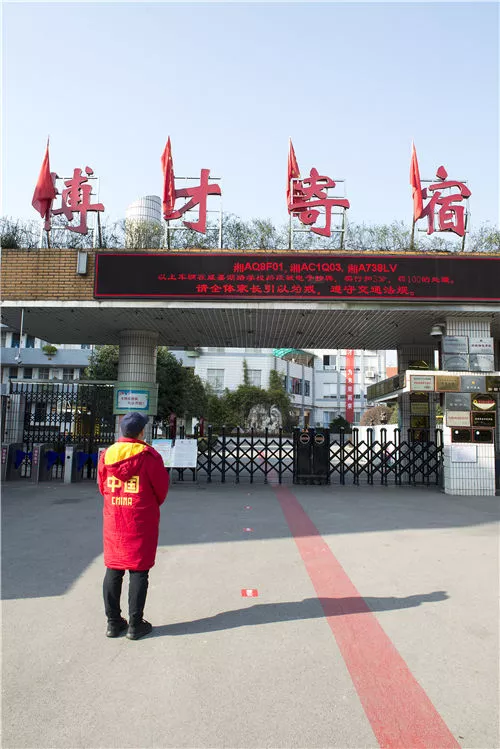 学校门前拥堵不堪咋办？这所学校祭出了高招……