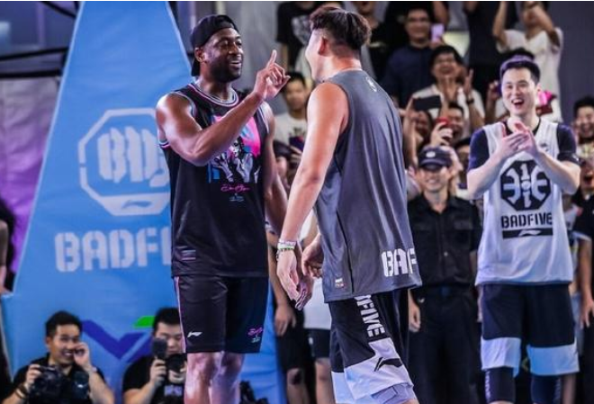 头盔哥为什么不去打nba(不要乱秀！头盔哥在韦德面前秀骚操作被全面压制，实力差距太大了)