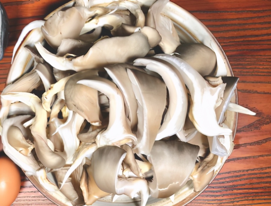 炒平菇时，是否需要焯水？教你正确做法，鲜味翻倍，拿肉也不换