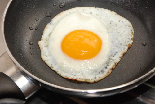 茶叶蛋和水煮蛋哪个更有营养(早餐吃茶鸡蛋，还是煎鸡蛋？营养师：白水煮鸡蛋，才是营养的选择)