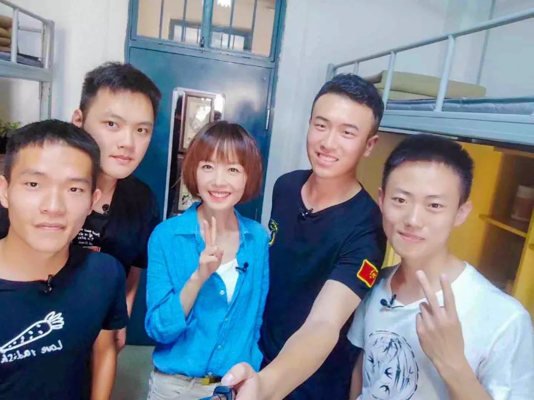 这所高校退伍兵宿舍火了，著名主持人鲁豫前来探访