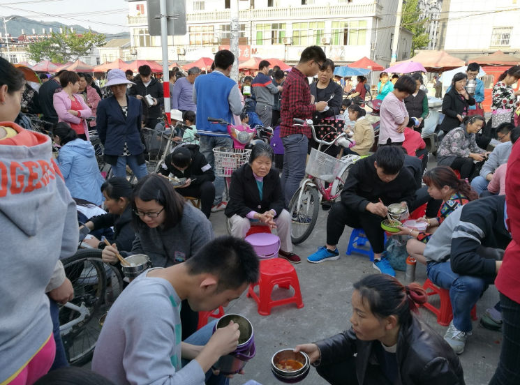 高中校门口成“野餐基地”，家长送饭被质疑，这是在养“巨婴”？