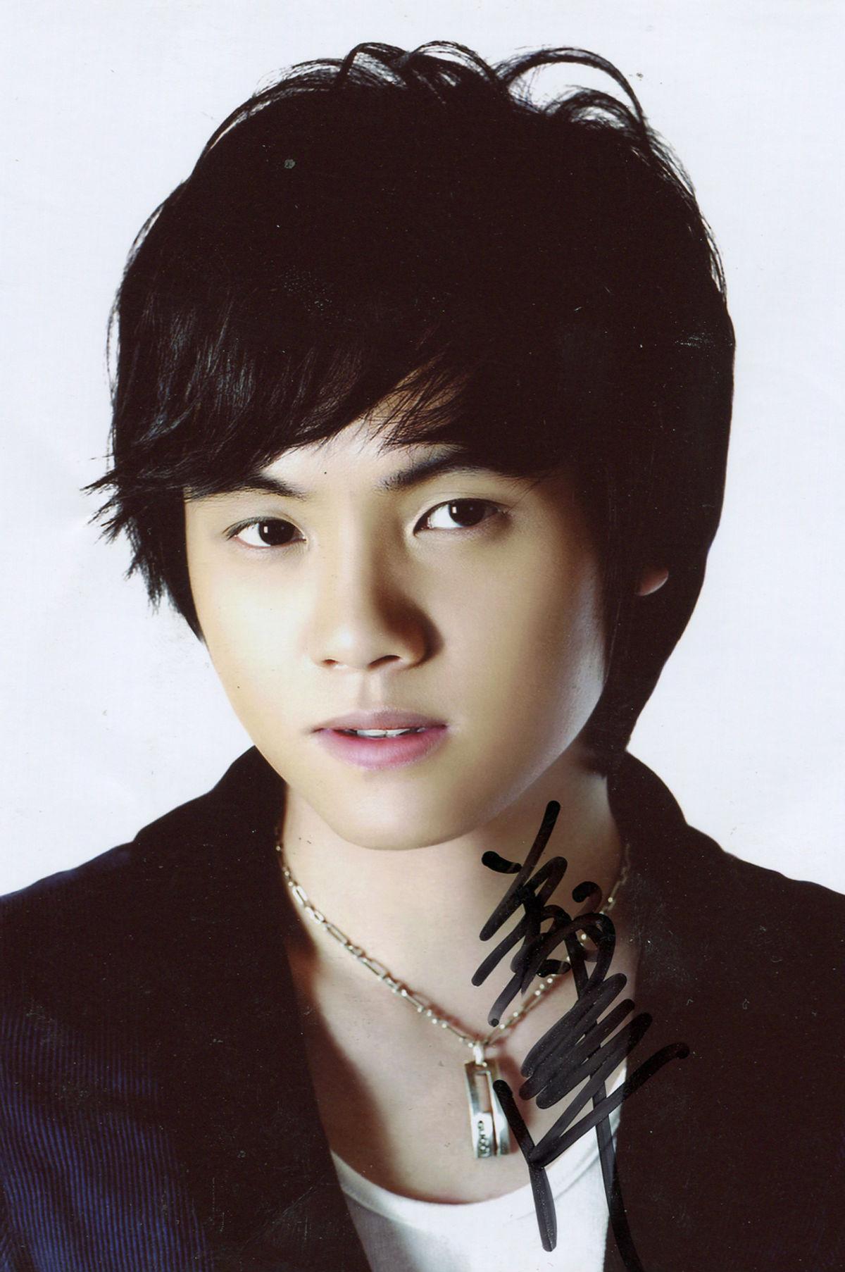 从4岁起,郑源便跟随祖父学习广东粤剧,后来又陆续学习了高胡,钢琴等