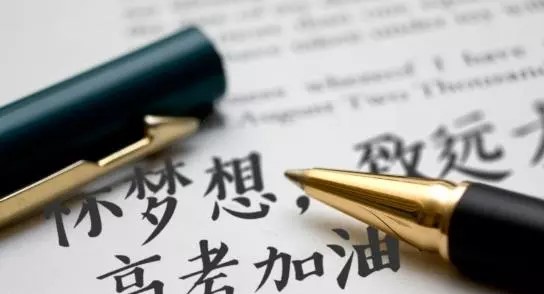 从年级300名到高考状元，715分进清华，她说：面对逆境，谨记两点