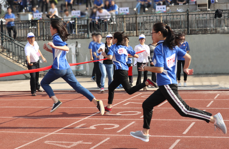 广西一中学运动会开幕式，多名初三女生跳“热舞”，校方回应来了