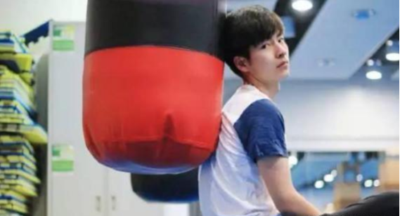 他是北大校草，高考理科状元，超高颜值深得女粉丝喜欢