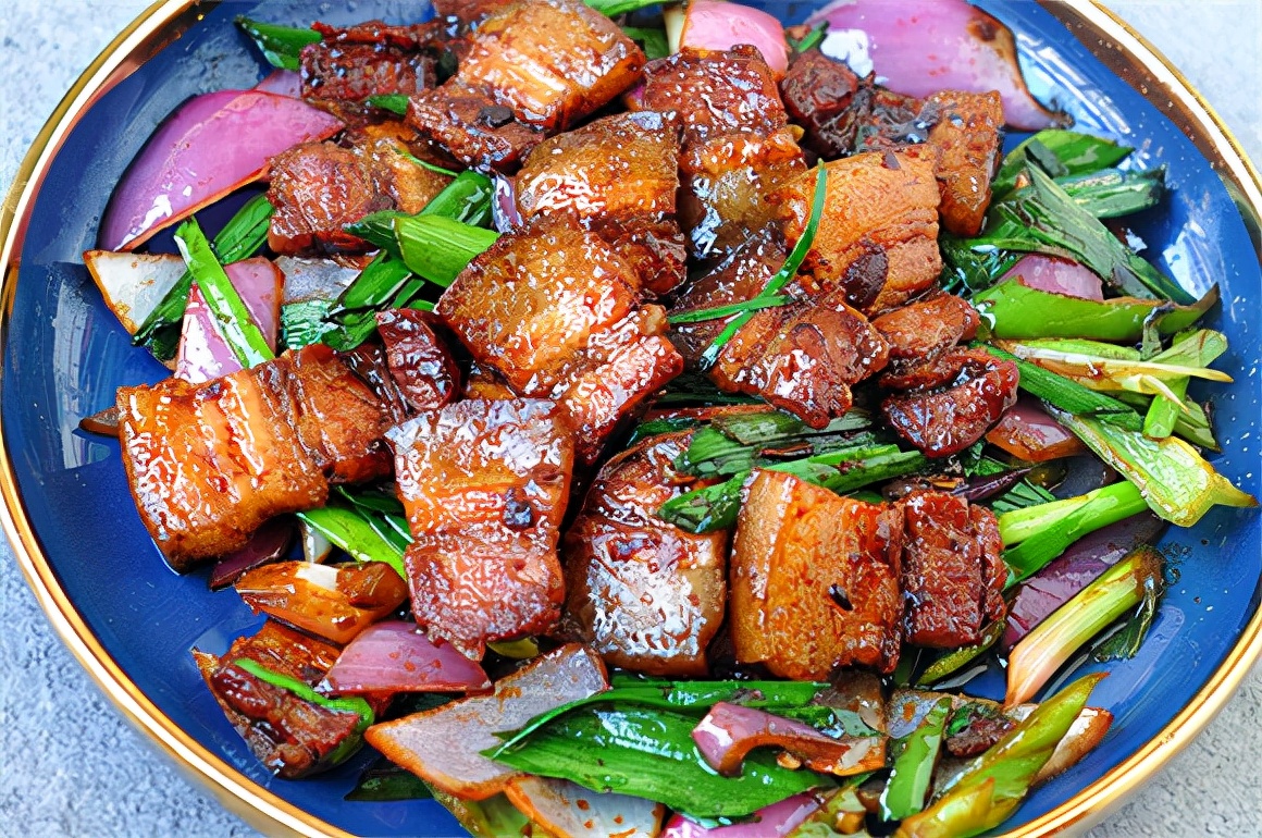 湖南妹子教你做回锅肉，不油不腻入口即化，冬天吃它最解馋