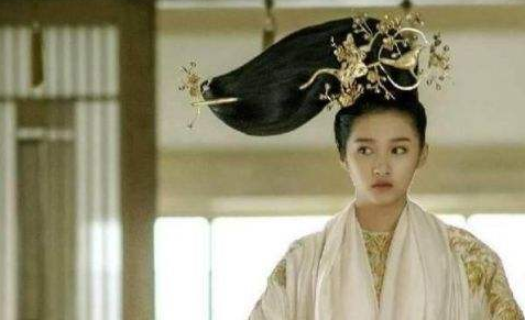 童星成长之痛：关晓彤与鹿晗谈恋爱遭质疑，王源抽烟写情歌惹争议