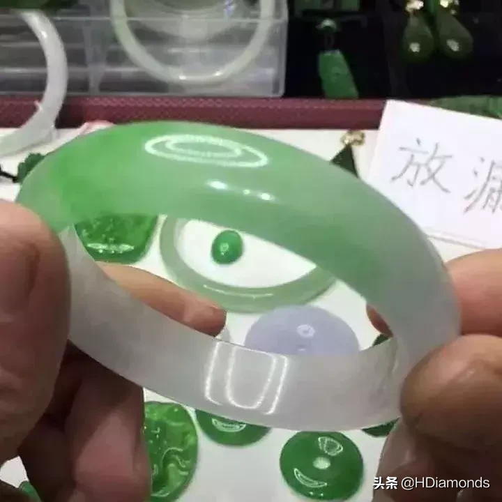 黑心商家—翡翠B货当成A货卖,满绿手镯才3000你信吗?