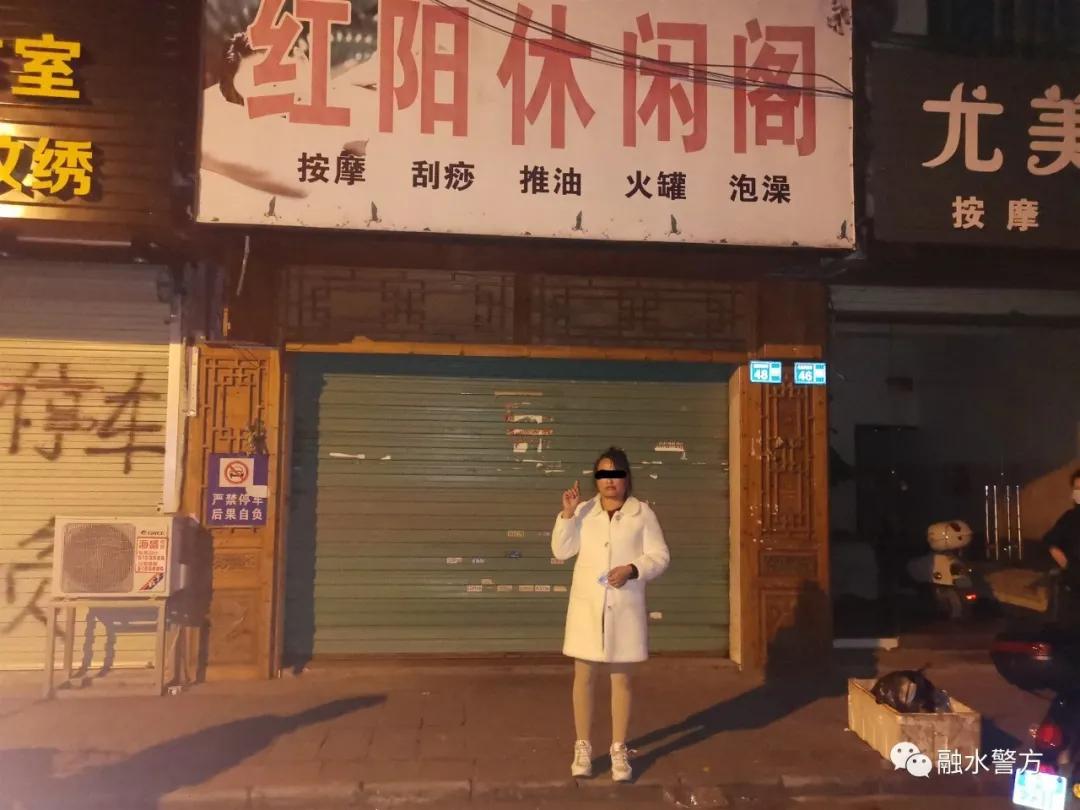 浴室，出租房间，“桃色交易”！警察持续敲打多个“猥亵的巢穴”，数十名男女被劫走。