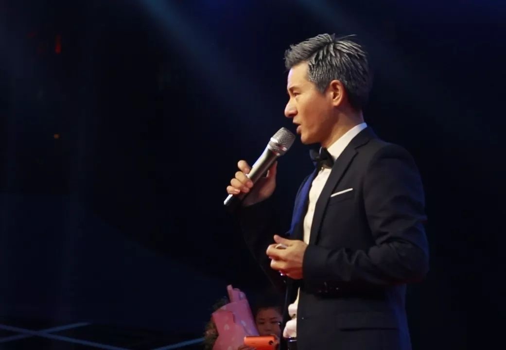 山寨版刘德华：靠模仿签约央视，排场大过正牌，出场费吓人