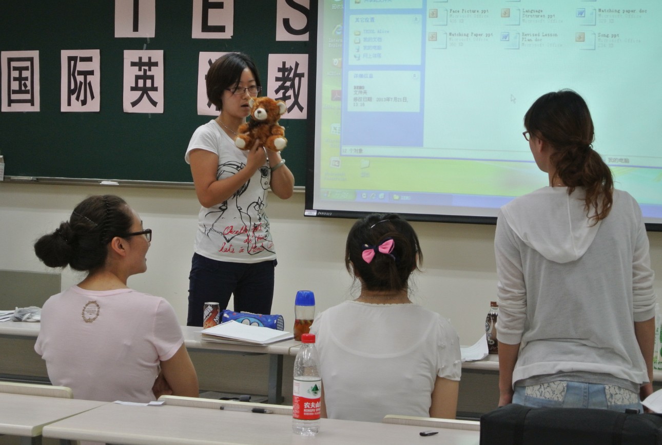 分析大学口译教育面临的问题，积极推进大学口译教育方法的改革