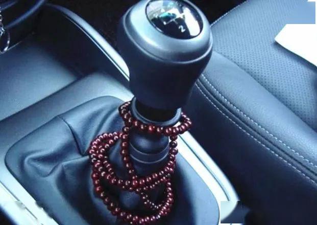 为什么有人没有信仰却喜欢往车里挂佛珠，不只是装饰，作用大着呢
