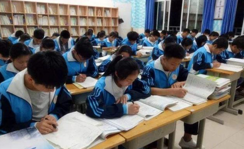 2020年8省高考状元诞生，重庆状元726分，外语扣2分，数学只扣1分