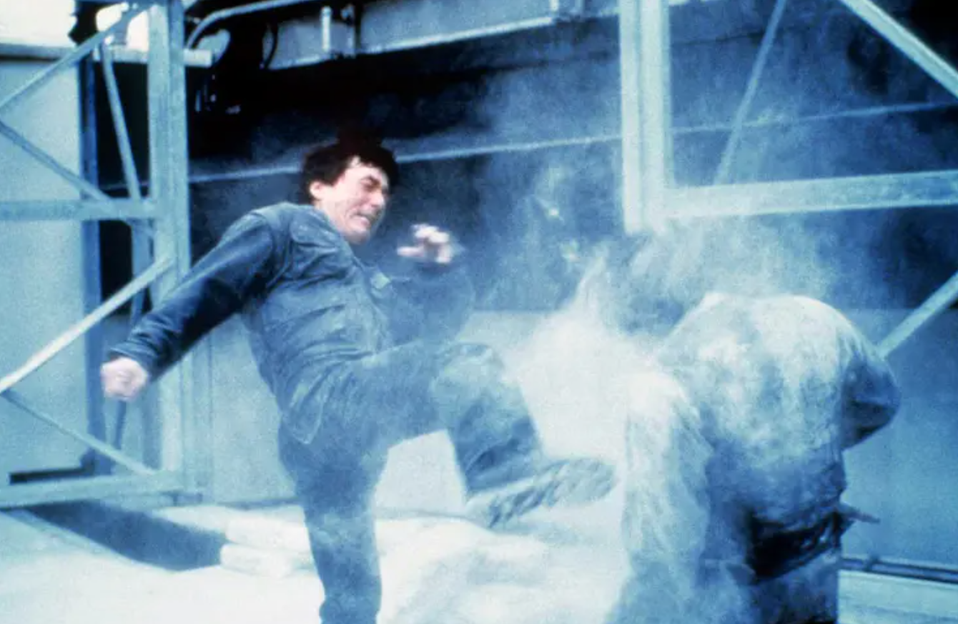 23年前，成龙为悼念恩师从21楼纵身一跃，跳出世界纪录震惊好莱坞