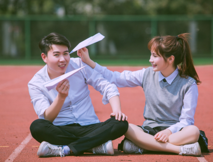 大学生带女朋友回家，当晚明目张胆同居一室，家长表示接受不了