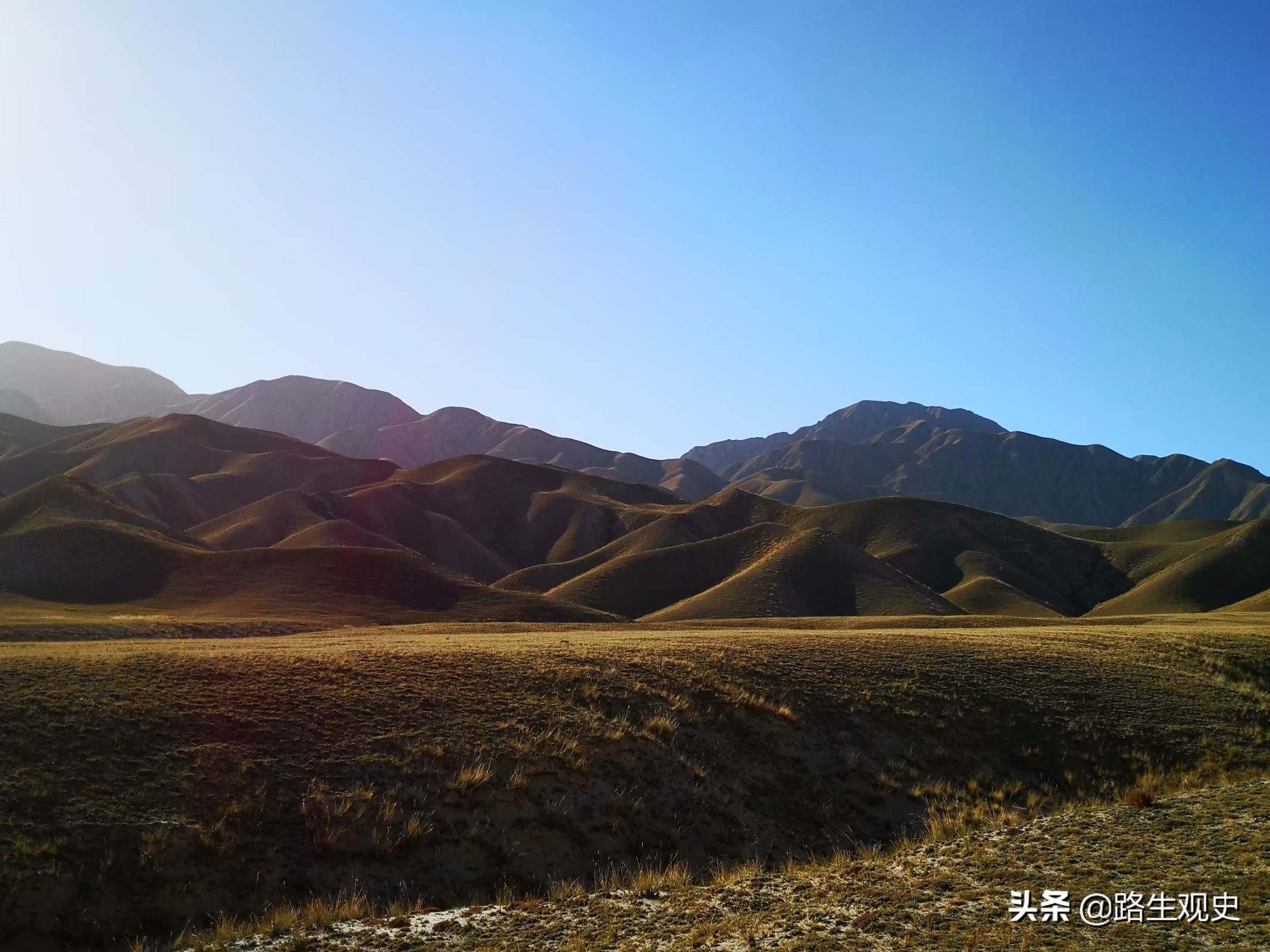 甘肃此地形同两扇门，走过去，让人会想到汉武帝领着卫青和霍去病