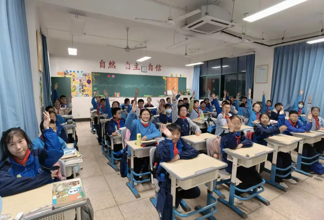 这两天,"爱写作的狮子"大狮兄听说,杭州胜蓝中学704班的95后班主任全