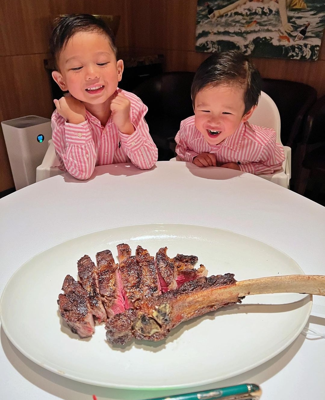 胡杏儿为半岁幼子举办party，豪门三兄弟穿同款，个个绅士又帅气