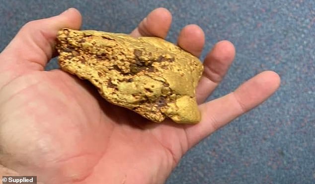 澳大利亚男性挖出了罕见的1.4公斤的金块，价值70万美元，在网络上很受欢迎，引发了淘金热潮。